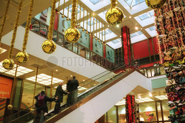 Weihnachtsdekorationen  Quartier 206 in Berlin
