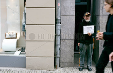 Berlin  ein Bettler auf der Friedrichstrasse