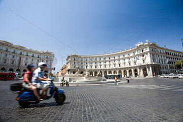 Rom  Italien  ein Paar auf einem Scooter auf der Piazza della Repubblica