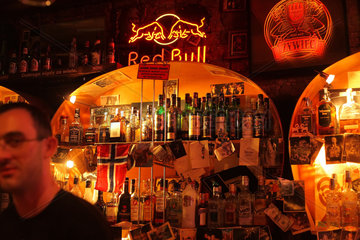 Posen  Polen  die Rueckwand einer Bar in einer Kneipe