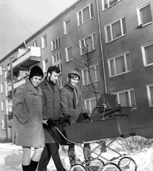 Berlin  DDR  junge Erwachsene beim Spazierengehen in einer Wohnsiedlung