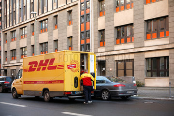 Berlin  Deutschland  ein Lieferwagen von DHL auf der Strasse