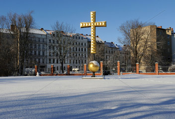 Berlin  Deutschland  goldenes Kreuz auf dem Berliner Mauerstreifen