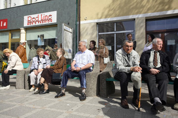 Menschen warten auf einen Bus in Swinemuende in Polen