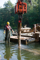 Erkner  Deutschland  Uferbefestigungsarbeiten am Gosener Kanal
