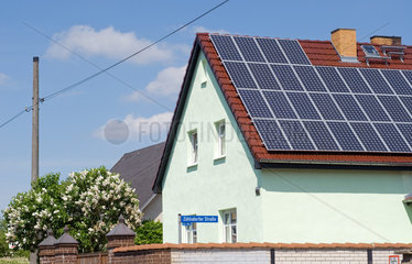 Liebenwalde  Deutschland  Solaranlage auf dem Dach eines Einfamilienhauses