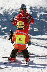 Jerzens  Oesterreich  Kind lernt Skifahren