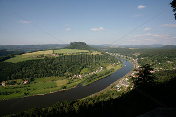 Koenigstein  Deutschland  Blick von der Festung Koenigstein auf die Elbe und den Lilienstein