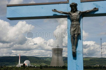 Leibstadt  Schweiz  Kruzifix vor dem Kernkraftwerk