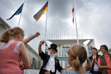 Berlin  Zauberer  Kinder und Besucher vor dem Kanzleramt beim Tag der Offenen Tuer