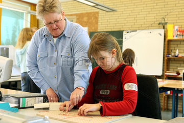 Hamburg  Deutschland  ein blindes Maedchen mit der Lehrerin beim Unterricht