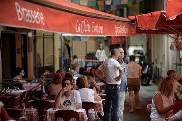 Nizza  Frankreich  Besucher in einem Strassencafe in der Altstadt Nizzas
