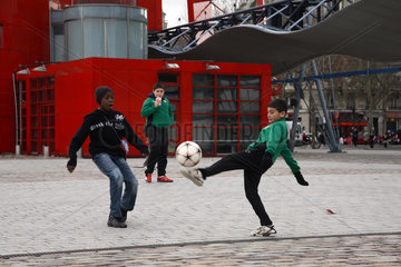 Paris  Frankreich  Kinder des Fussballclubs Redstar spielen im Parc de la Villette