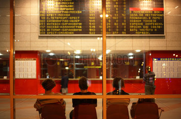 Minsk  Weissrussland  Jugendliche im Hauptbahnhof warten in der Nacht auf ihren Zug
