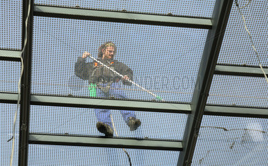 Leipzig  Deutschland  Fensterputzer bei der Arbeit