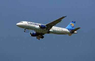 Hannover  Deutschland  Maschine der Fluggesellschaft Condor in der Luft
