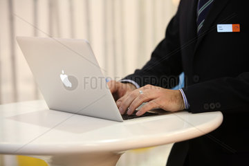 Berlin  Deutschland  ITB  ein Man bedient einen Laptop