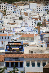 Chefchaouen  Marokko  Blick ueber die Stadt  die bekannt ist fuer ihre blauen Haeuser