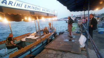 Fischer verkaufen frischen Fisch in Istanbul