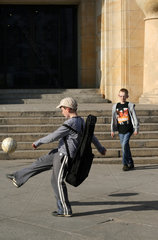 Posen  Polen  Jungs beim Fussballspielen