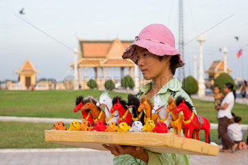 Phnom Penh  Kambodscha  ein Strassenhaendler mit Spielzeug wartet auf Kundschaft