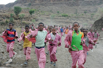 Zala Zembaba  Aethiopien  Schulkinder rennen in Ihr Dorf