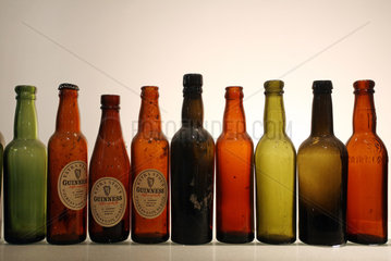 Symbolfoto  leere Bierflaschen der Marke Guinness