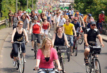 Berlin  Deutschland  Radfahrer auf dem Berliner Suedring  Sternfahrt 2010