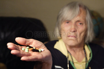 Berlin  Deutschland  eine Rentnerin mit Tabletten in der Hand