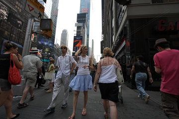New York  USA  Passanten am Times Square