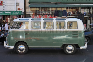 San Francisco  USA  ein alter VW-Bus in Chinatown