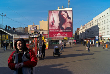 Kattowitz  Pole  eine grosse Werbetafel fuer Parfum und Passanten in der Innenstadt