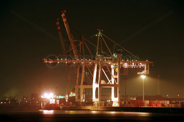 Hamburg  Deutschland  Containerhafen bei Nacht