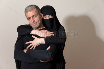 Berlin  Deutschland  Shahram Entekhabi mit einer Frau im Tschador