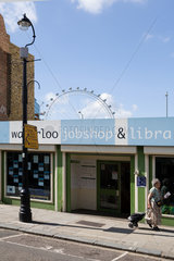 London  Grossbritannien  die Waterloo Library  im Hintergrund das Riesenrad London Eye