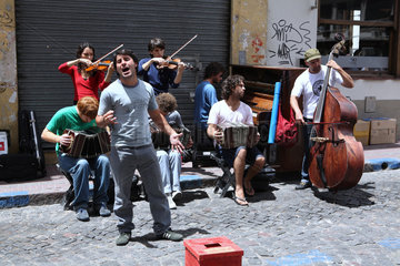 Buenos Aires  Argentinien  Strassenmusiker in San Telmo