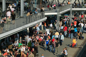 Hamburg  Deutschland  Besucher auf den Landungsbruecken im Hamburger Hafen