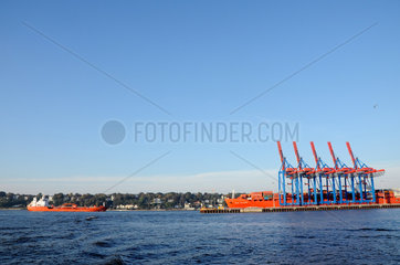 Hamburg  Deutschland  Blick auf den Containerterminal Burchardkai im Hamburger Hafen