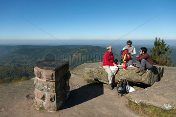 Michelbrunn  Frankreich  Besucher auf dem Gipfel des Donon