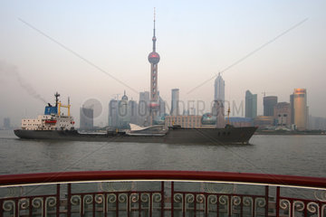 Shanghai  Frachter faehrt an Pudong vorbei