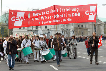 Berlin  Deutschland  Demonstrationszug der GEW auf der Karl-Liebknecht-Strasse
