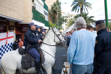 Sevilla  berittene Polizisten vor dem Ramon Sanchez Pizjuan Stadion