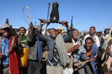 Mangudo  Aethiopien  Menschen mit einem Ochsenkopf bei der Einweihung der Schule