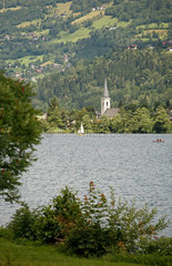 Feld am See  Oesterreich  Blick ueber den Brennsee im Gegendtal