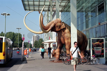 Skulptur eines Mammuts am Haupteingang zum Ostbahnhof in Berlin