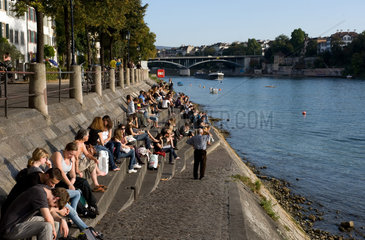 Basel  Schweiz  Leute entspannen sich entlang der Uferpromenade des Rheins
