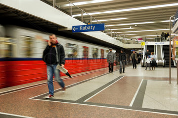Warschau  Polen  Menschen an einer Metrostation