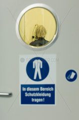 Berlin  Eingang zum Labor zur Flip-Chip Montage unter Reinraumbedingungen