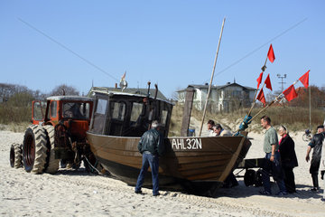Ahlbeck  Touristen bestaunen einen angekommenen Fischkutter