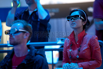 Berlin  Deutschland  Frauen und Maenner mit 3D-Brillen auf de IFA 2010